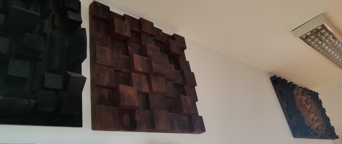 70x70x10 cm-es diffúzor egy sötét gamer szobában, RGB-fénnyel megvilágított geometrikus felülettel