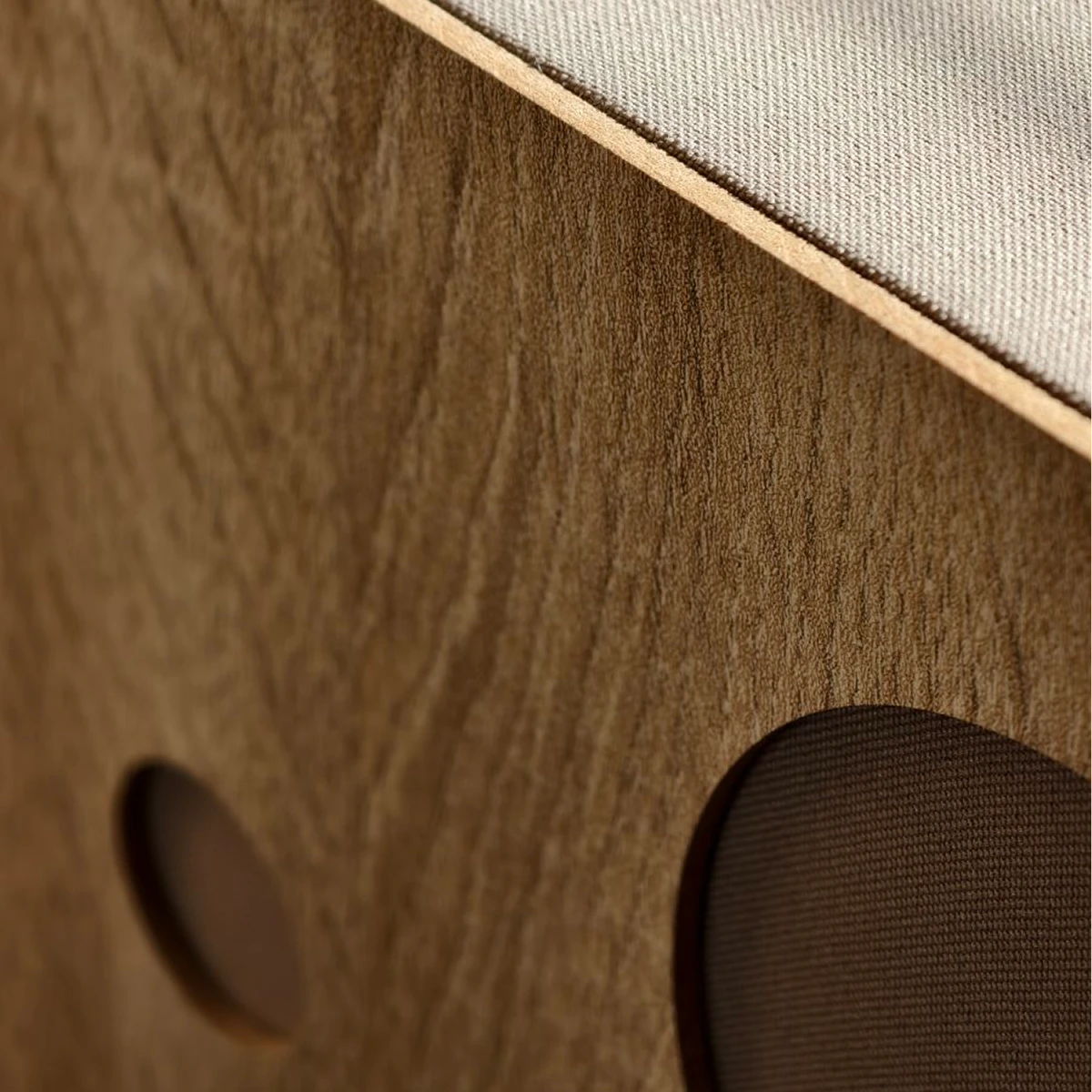 Diffúzor előlapos panel kör mintával közelről