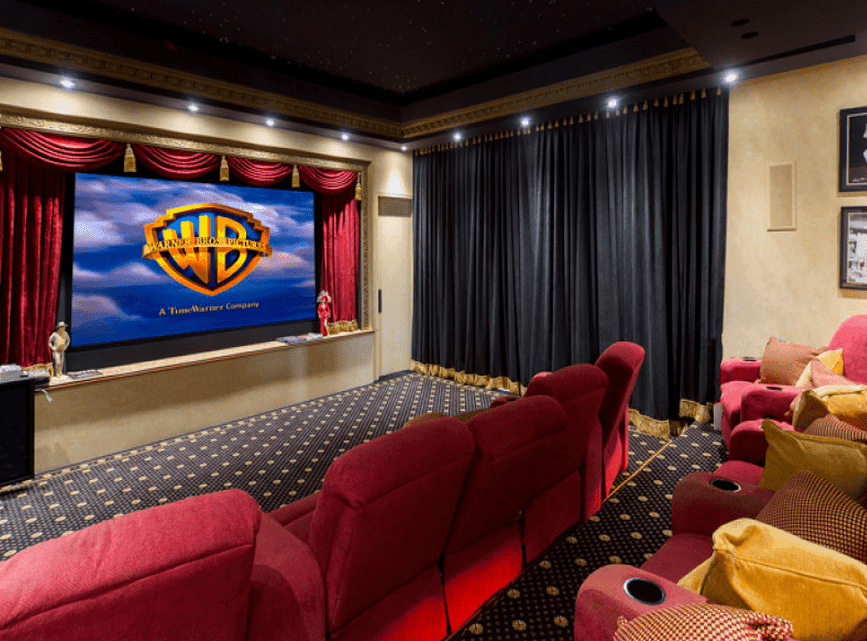hangelnyelő függöny egy házi moziban