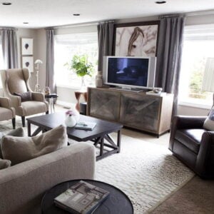 Akusztikai hangelnyelő függöny egy világos nappaliban, a külső zajok szűrésére