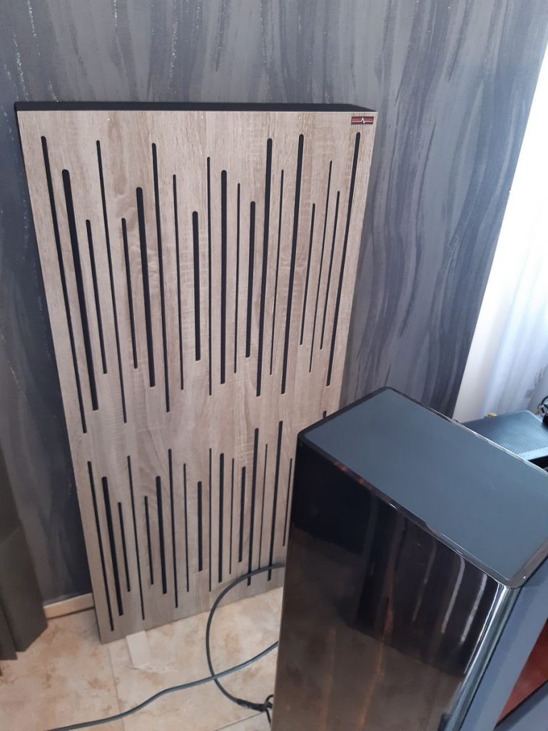 Modern nappali Varnour akusztikus panelekkel, ahol a geometrikus előlap fényben és árnyékban is más arcát mutatja