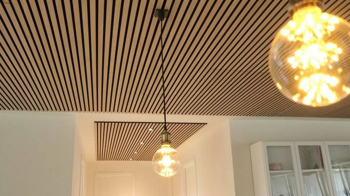 100x60x2,2 cm-es FREJA panel egy elegáns fodrászszalon plafonján, letisztult fa részletként