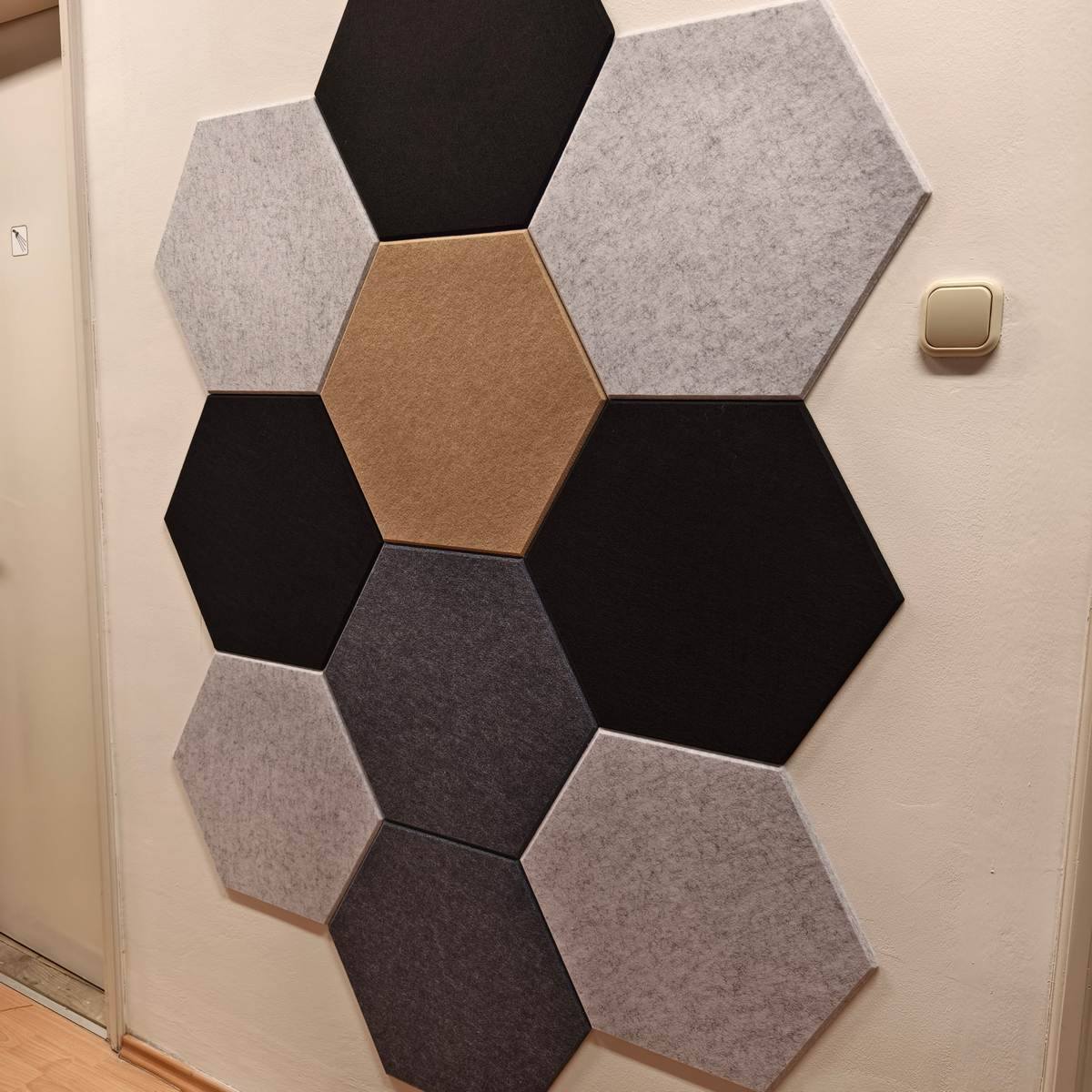 Bilnora hatszögletű filc hangszigetelő panelek a nappaliban, ahol a geometrikus formákból látványos és modern dekorfal születik