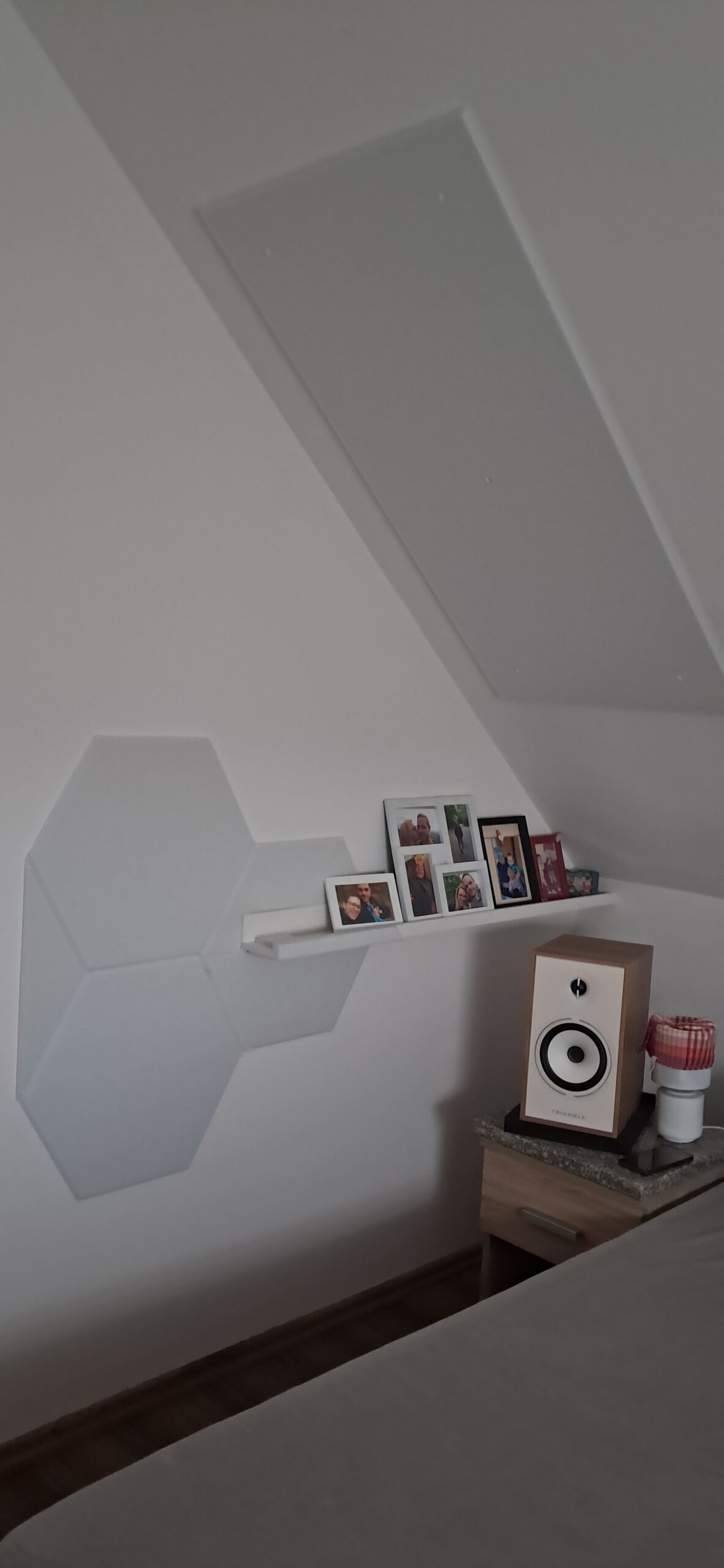 Extra sűrű Bilnora filc egy hálószobai olvasósarok mellett, szabálytalan hatszög mintával a falon