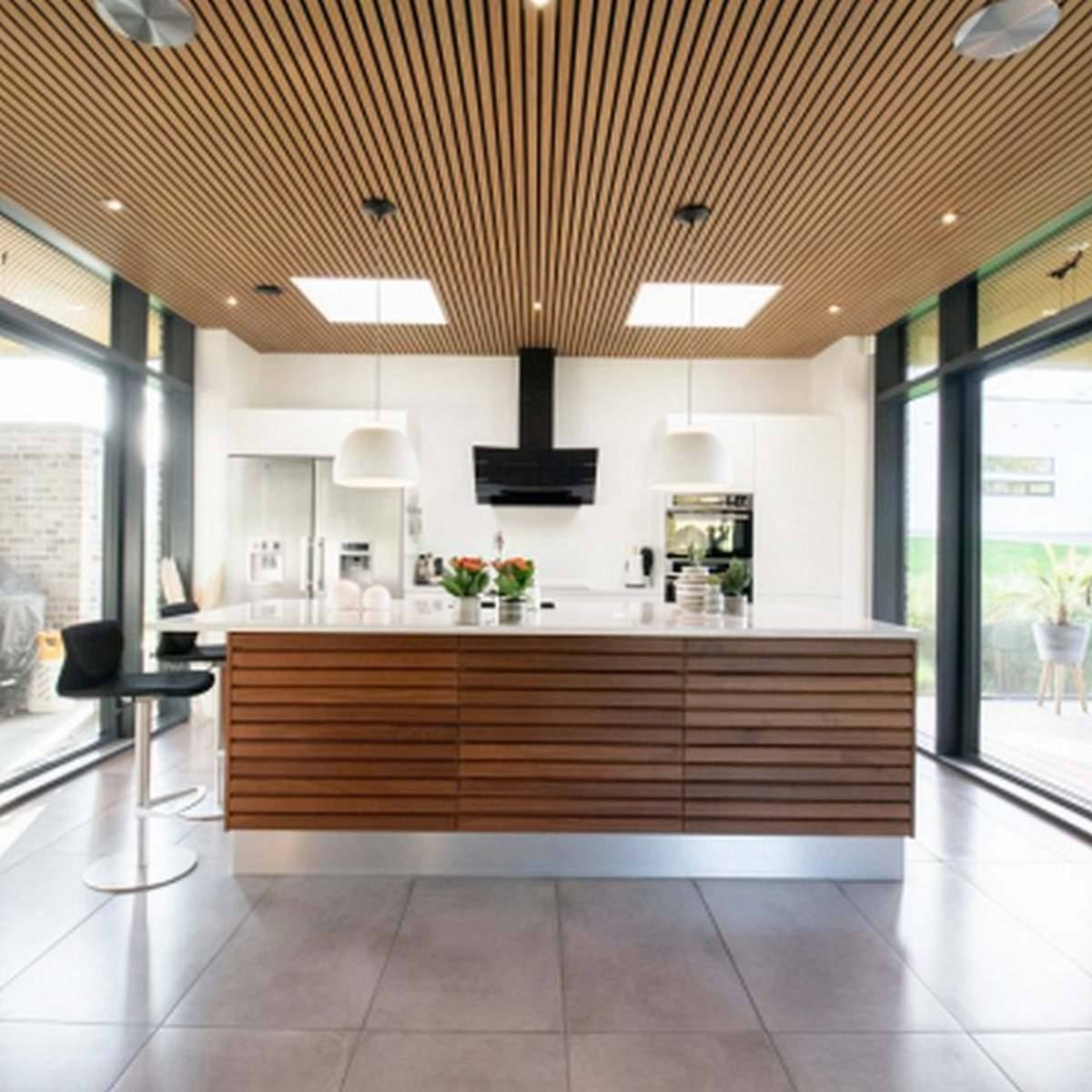 White Oak FREJA panel plafonra egy kreatív stúdióban, ahol a mennyezet is a koncepció része