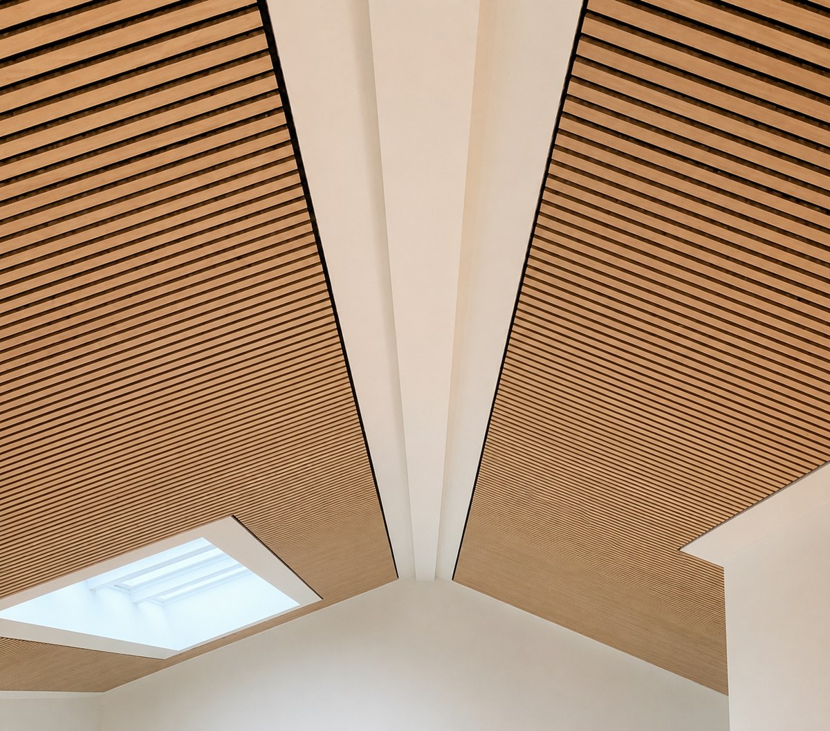 White Oak FREJA plafonra szerelve egy modern irodában, külön zónát kijelölve a munka fölött