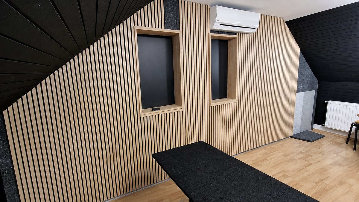 100x60 cm-es FREJA panelek több darabból összeállítva, amikor egy kisebb elemből végül egész falat meghatározó burkolat születik