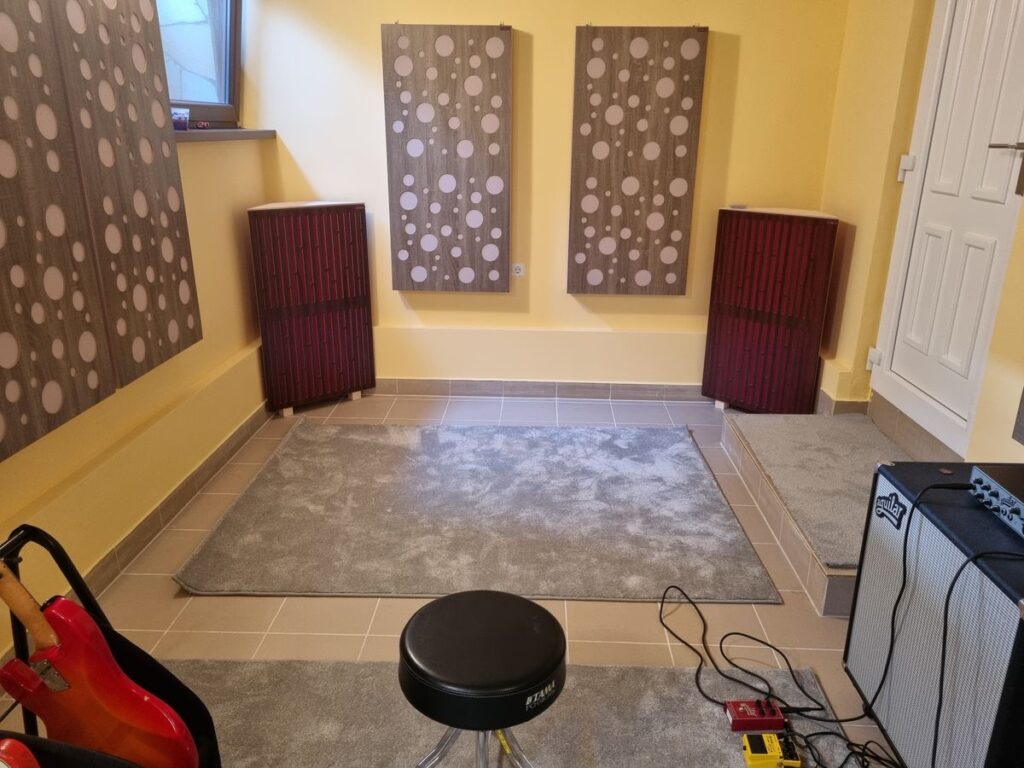 Basszuscsapda sarokelem egy podcaststúdióban, karakteres előlapkialakítással