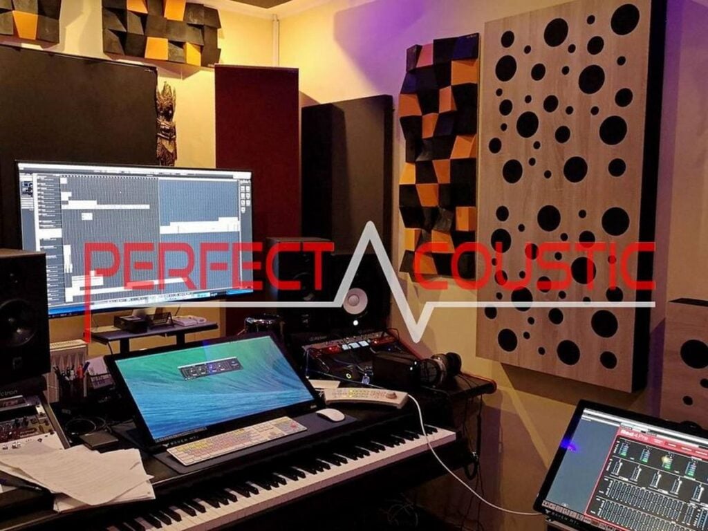 monitor mögötti akusztikai panelek elhelyezése egy stúdióban
