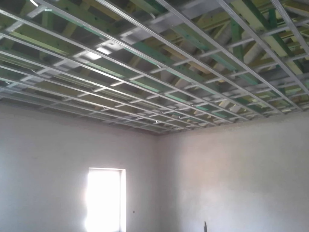 Gipszkarton álmennyezet fém vázszerkezete hangszigetelés előkészítésével egy belső térben