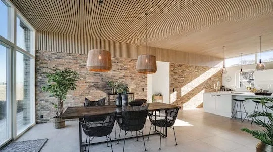 Vékony mennyezeti hangszigetelés fa lamellás mennyezeti panellel modern nappaliban