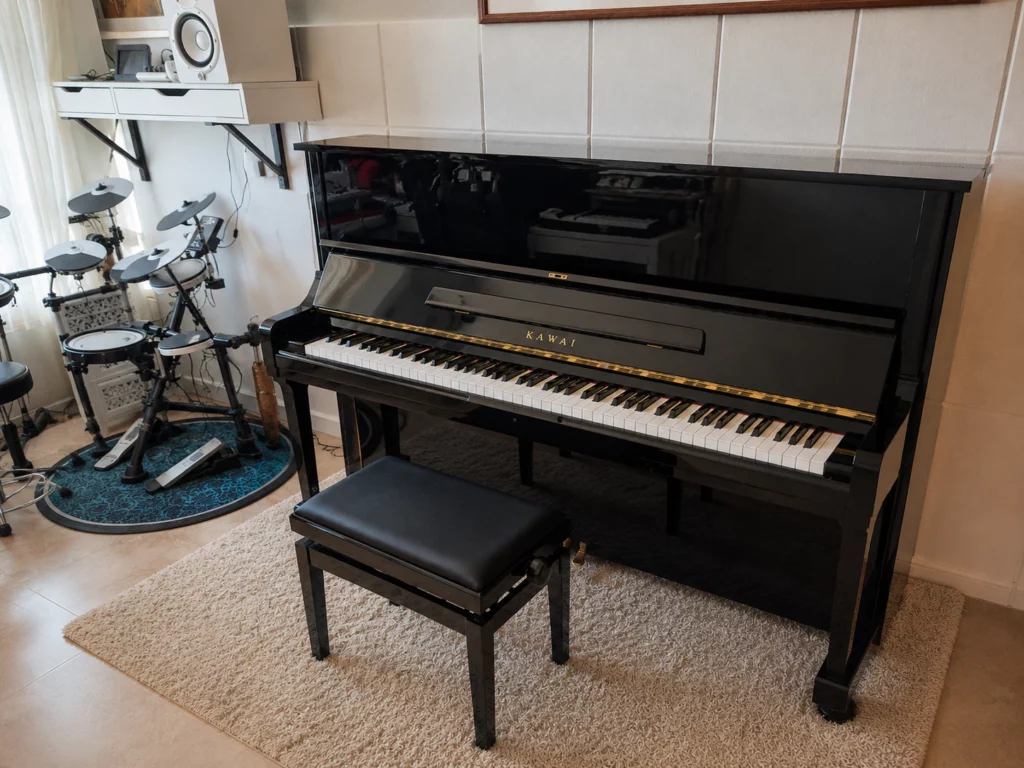 Hangelnyelő szőnyeg pianino alatt