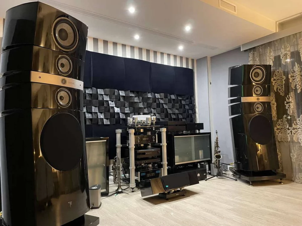Prémium hifi-szoba szélessávú akusztikai panelekkel és diffúzorokkal
